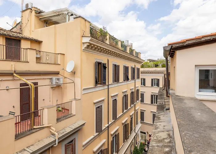 Piazza Navona Rooftop Retreat B
